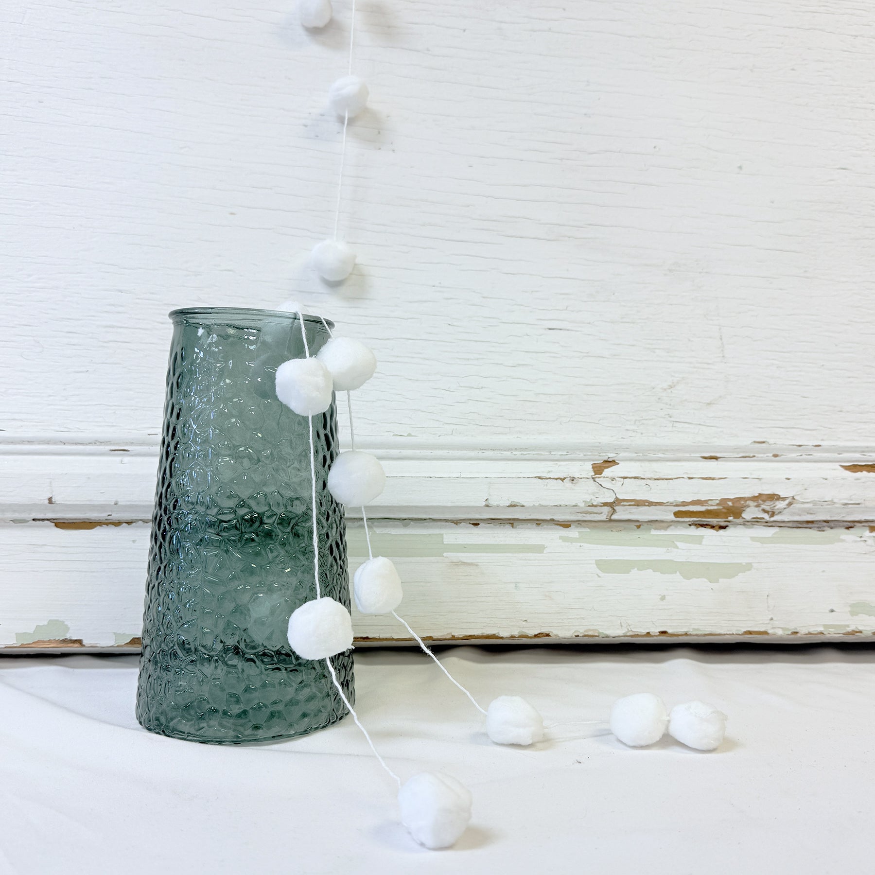 GUIRLANDE DE POMPONS BLANC