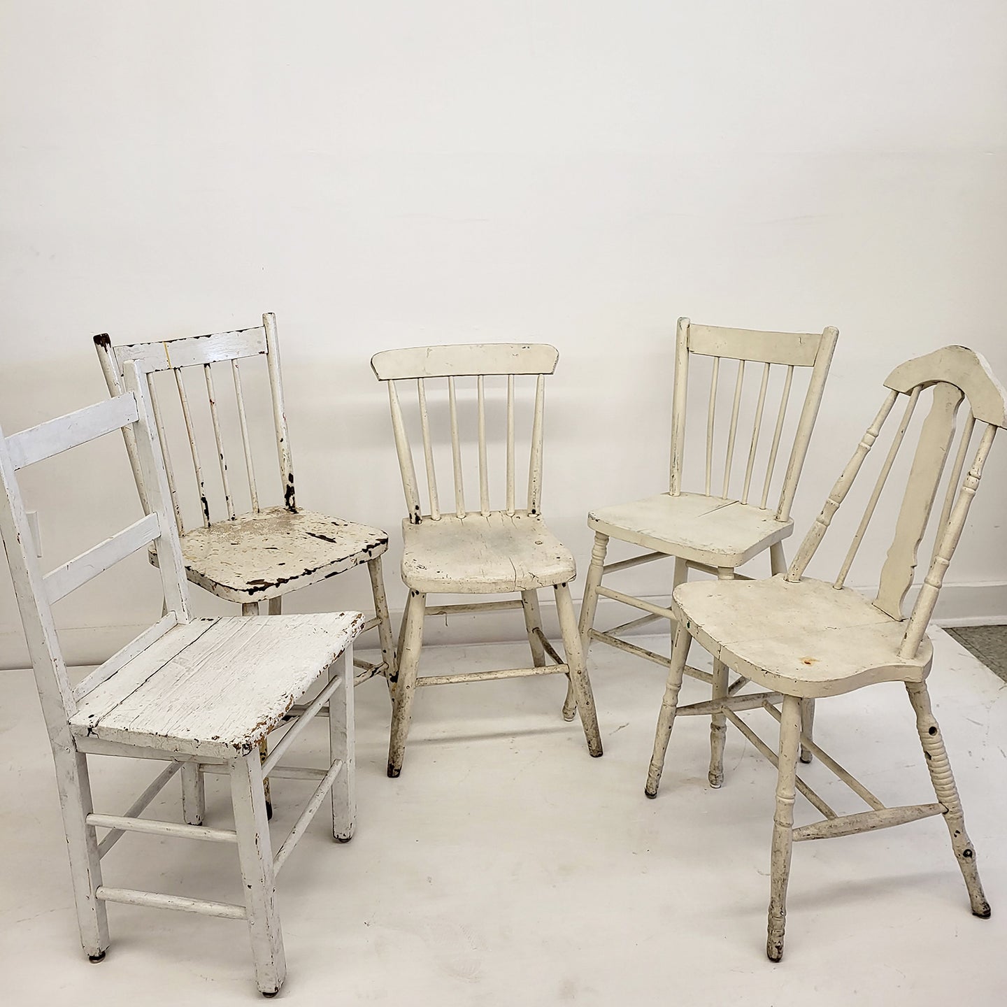 CHAISE ANTIQUE BLANCHE