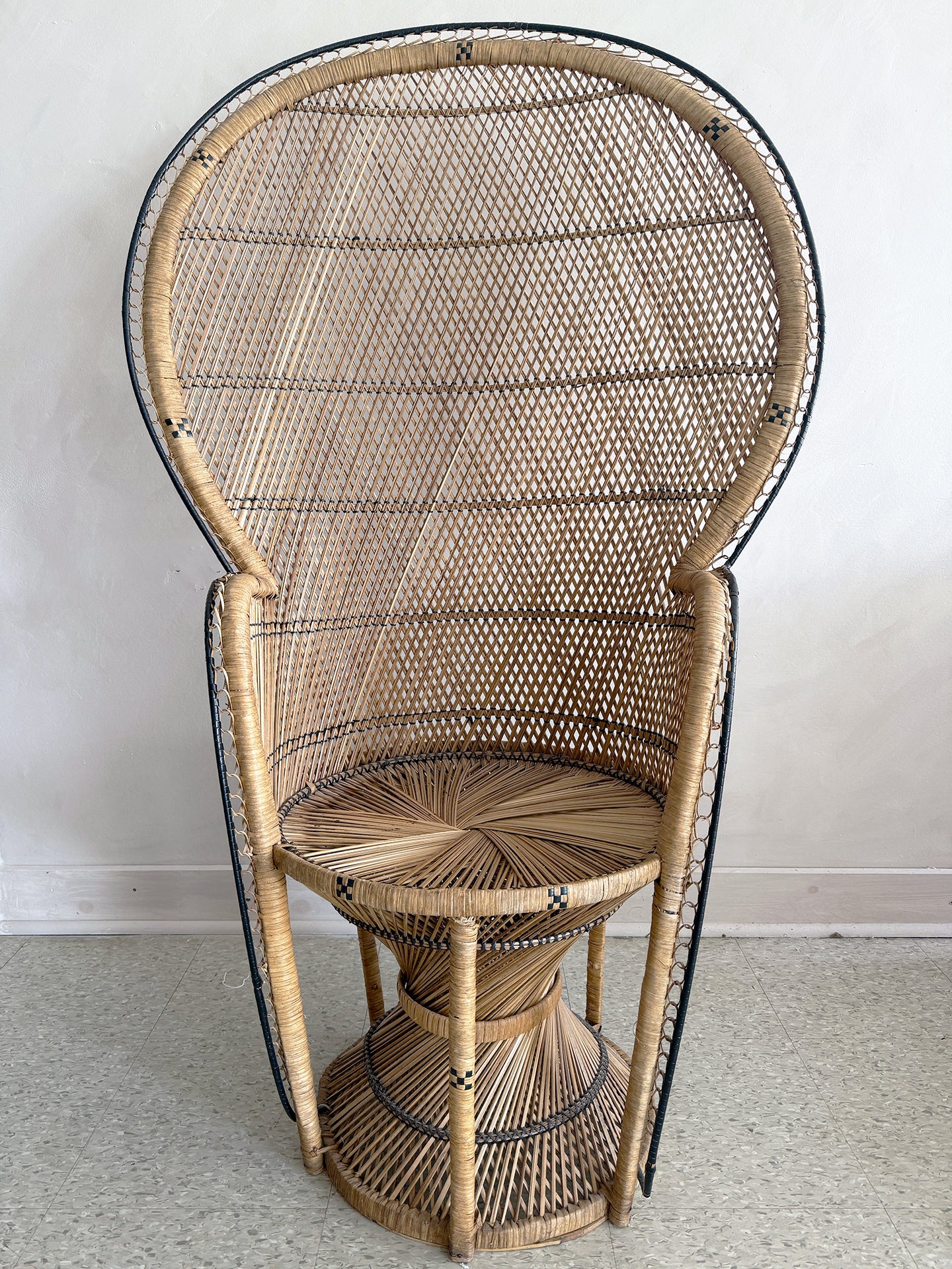 CHAISE EMMANUELLE
