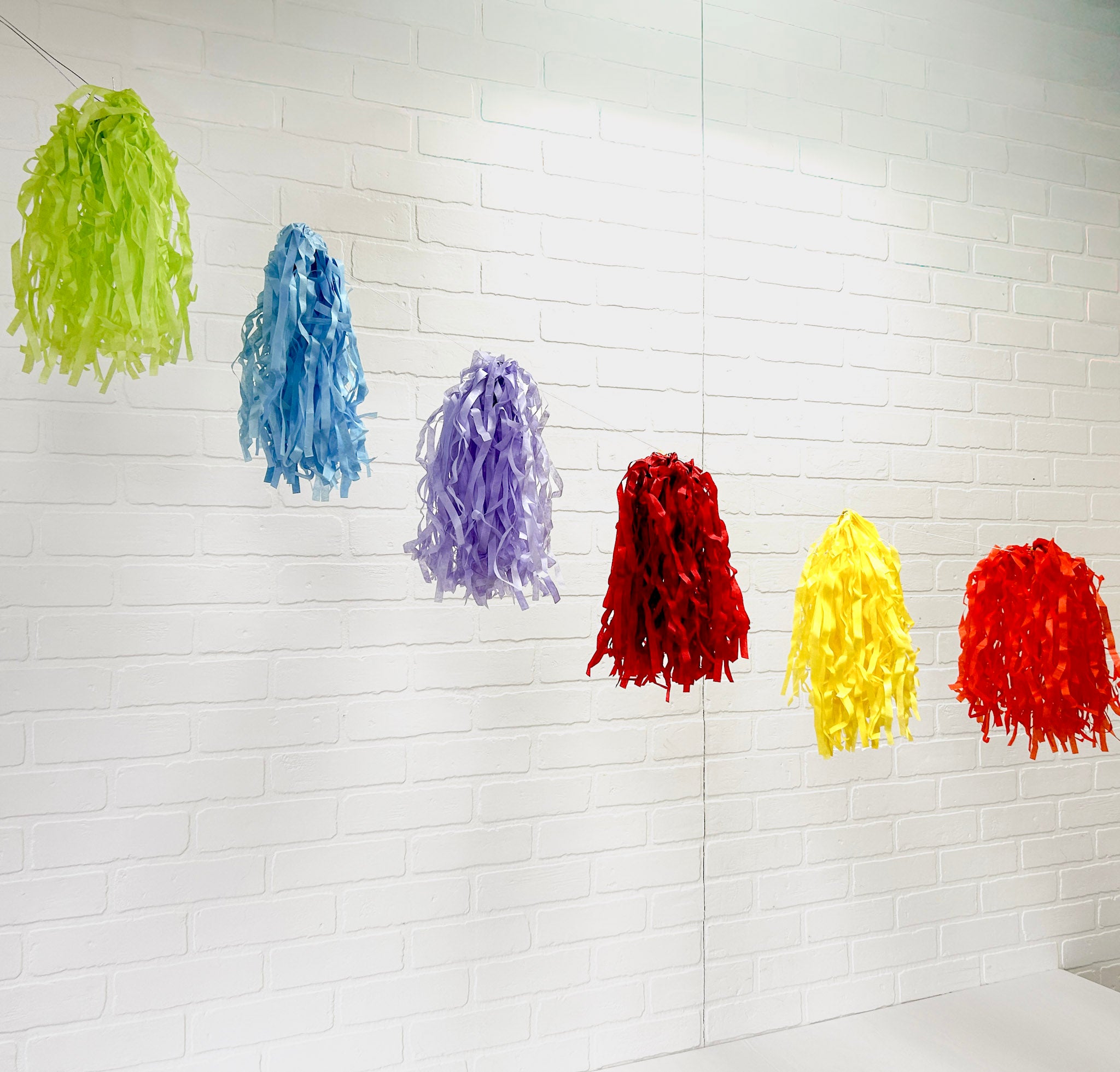 GUIRLANDE DE PONPONS EN PAPIER