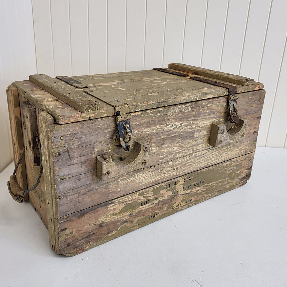 COFFRE DE BOIS ANTIQUE