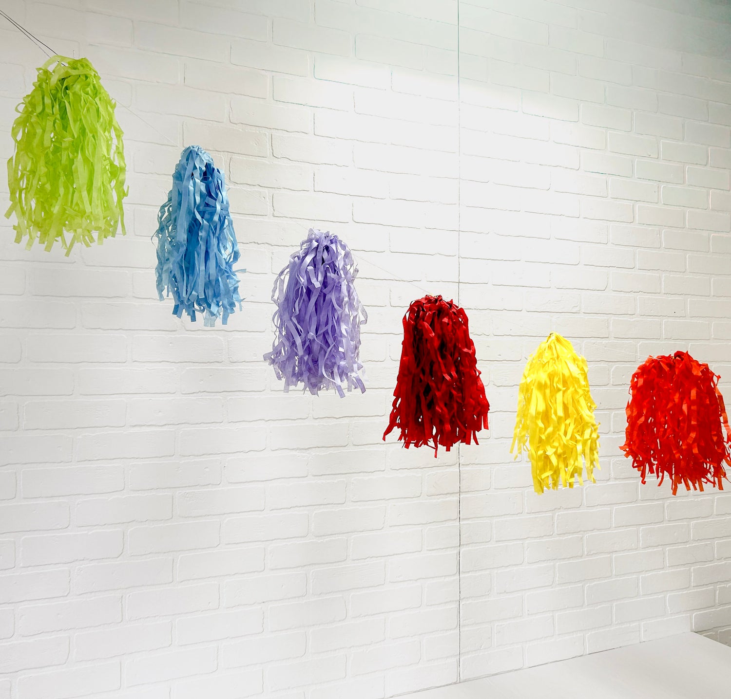 GUIRLANDE DE PONPONS EN PAPIER