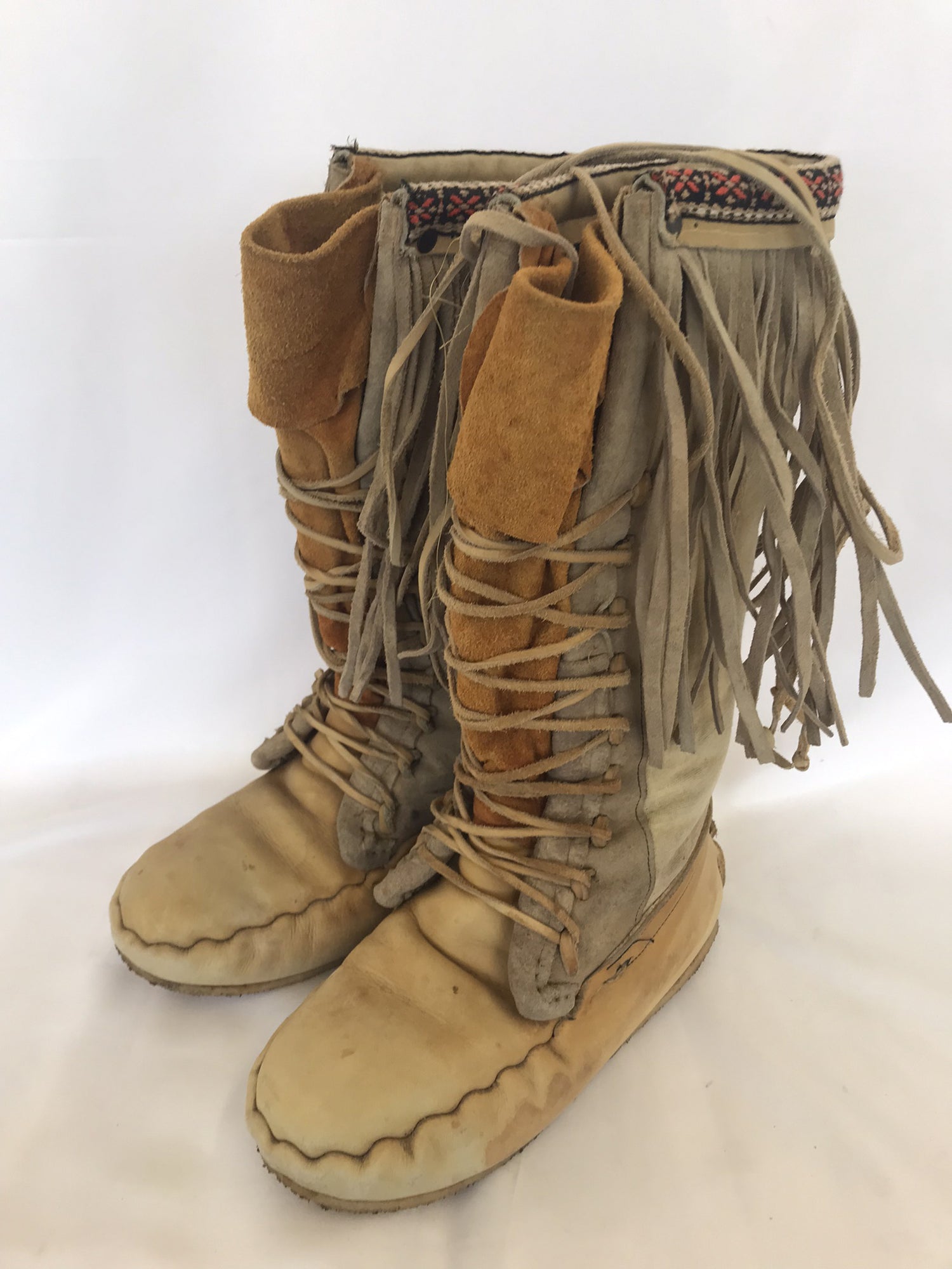 PAIRE DE BOTTES AUTOCHTONES