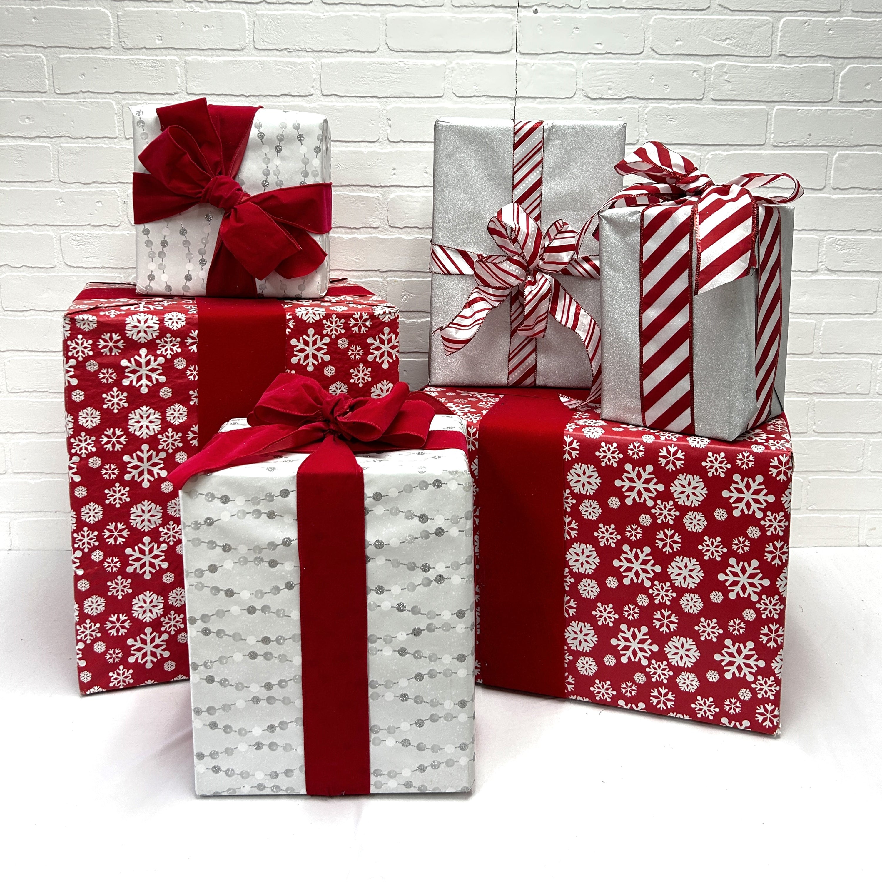LOT DE CADEAUX ARGENT ET ROUGE