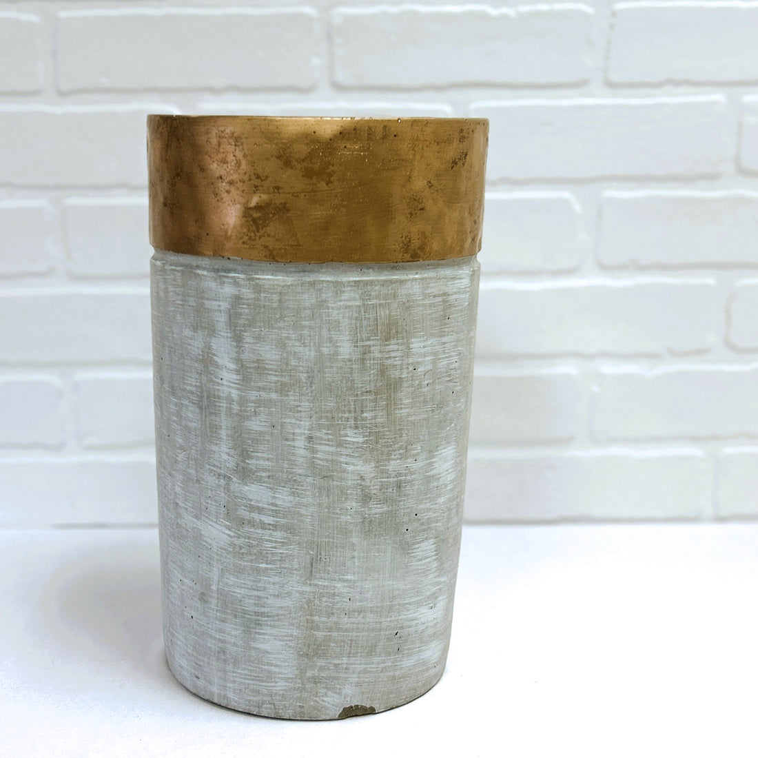 VASE EN BÉTON ET OR